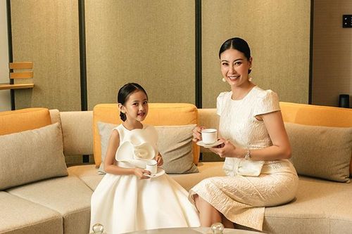 Hoa hậu Hà Kiều Anh khoe con gái kiều diễm