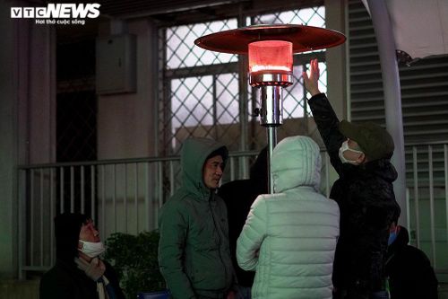 Những cây sưởi xua tan đêm lạnh cho người nhà bệnh nhân nơi hành lang bệnh viện