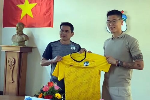 HAGL ký hợp đồng với 2 ngoại binh, HLV Kiatisak trao áo đấu