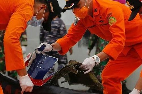 Chỉ vì tiếc tiền, 8 người trong gia đình thoát chết khỏi chuyến bay tử thần ở Indonesia