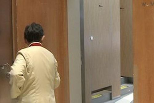 Đang đi vệ sinh thì phát hiện bóng đen đến gần nhưng không có tiếng động, cô gái dùng điện thoại quay chậm thì thấy hình ảnh gây ám ảnh