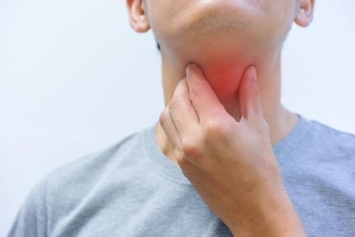 Nguyên nhân chủ yếu của đau họng là do virus, vi khuẩn gây viêm họng