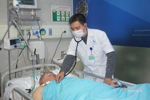Người già ùn ùn nhập viện, bác sĩ khuyên cần giữ ấm, tránh nhiễm lạnh đột ngột