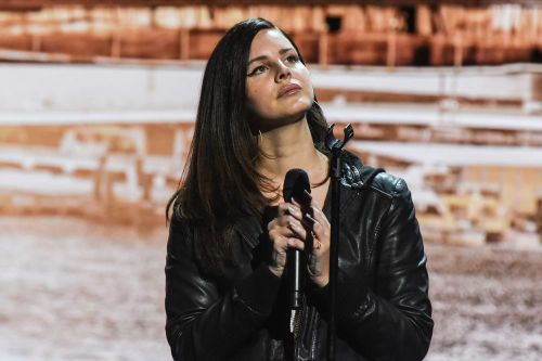 Hãy đội mũ bảo hiểm khi xem MV mới của Lana Del Rey: Bẻ lái cực gắt khiến fan 'hết hồn'