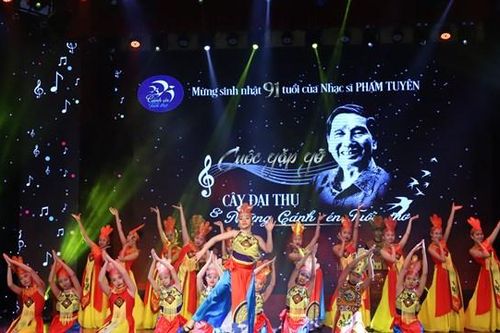 Cây đại thụ và cánh én tuổi thơ