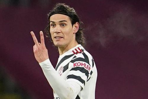 Trọng tài 2 lần nương tay với Man Utd