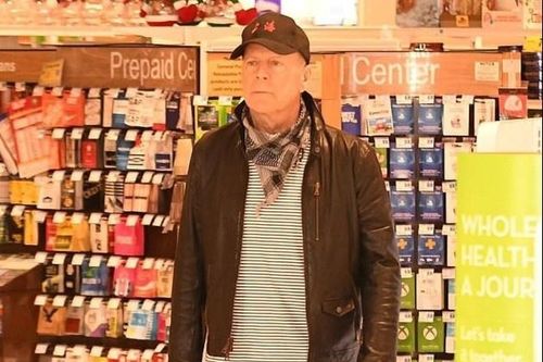 Bruce Willis bị yêu cầu rời khỏi cửa hàng vì không đeo khẩu trang
