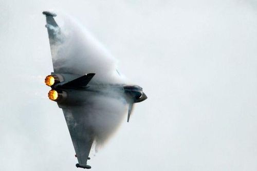 Tiêm kích Typhoon tạo tiếng nổ siêu thanh khi chặn máy bay tư nhân