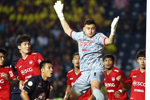 17 tháng không êm đềm của Văn Lâm ở Muangthong United