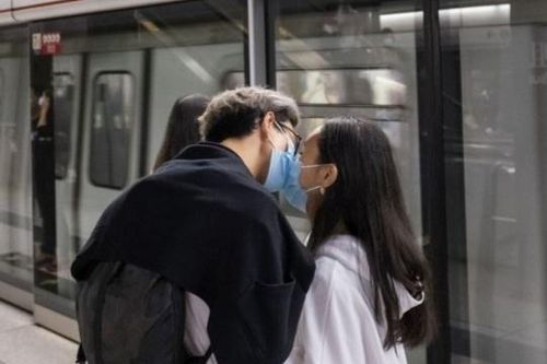 'Covid-19 có thể lấy mọi thứ trừ tình dục và tình yêu'
