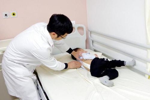 Bé trai 3 tuổi bị vẹo cột sống