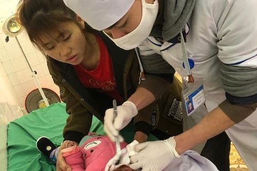 Hai trẻ ở Lào Cai bị bỏng nặng khi sưởi ấm bằng than, củi