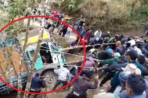 Hàng trăm người hợp sức kéo xe tải dưới hẻm núi