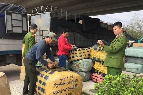 Quảng Nam: Phát hiện xe tải chở số lượng lớn hàng nhập lậu, hàng giả