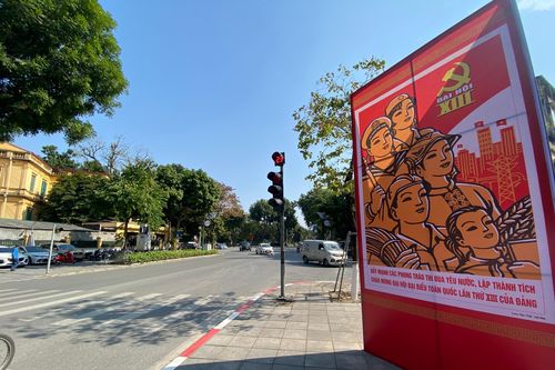 Trang hoàng cờ hoa tiến tới Đại hội lần thứ XIII của Đảng