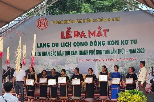 Kon Tum: Đổi thay nhờ làm Du lịch cộng đồng