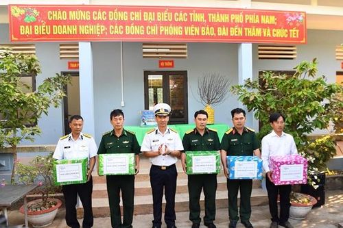 Thăm chúc Tết quân và dân các đảo trên vùng biển Tây Nam