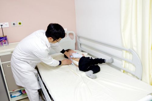 Phẫu thuật điều trị bé gái 3 tuổi bị vẹo cột sống hiếm gặp