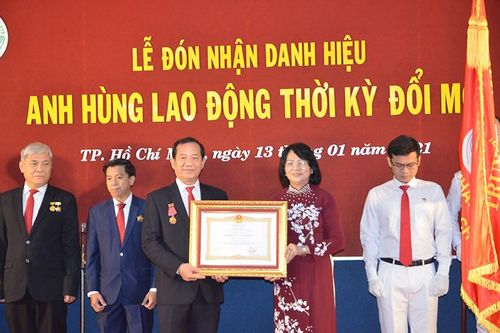 Bệnh viện Nhân dân 115 đón nhận danh hiệu Anh hùng Lao động thời kỳ đổi mới