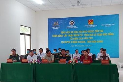Khám bệnh cấp thuốc, tặng quà miễn phí cho 500 bệnh nhân nghèo