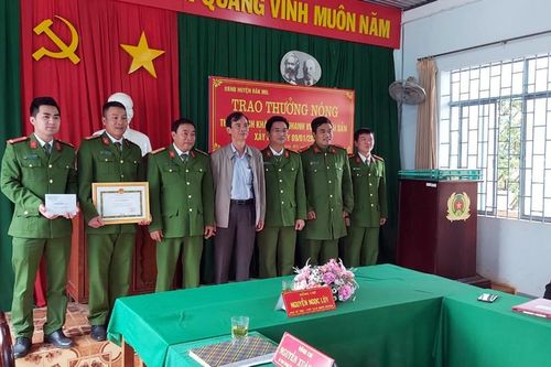 Khen thưởng CAH Đắk Mil khám phá nhanh vụ cướp