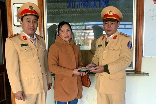 CSGT CAH Tuy Đức trao trả tài sản cho người dân bị đánh rơi