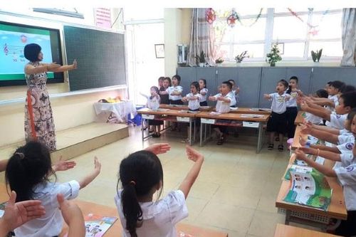 Thưởng Tết: Giáo viên mong, nhà quản lý lo
