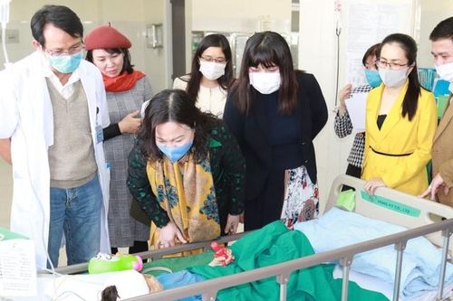 Thứ trưởng Bộ GD&ĐT thăm, hỗ trợ cháu bé bị cha bạo hành tại Đắk Lắk