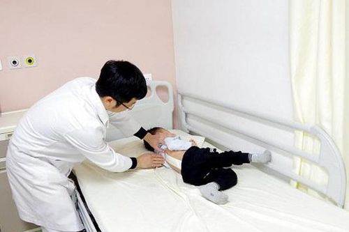 Phẫu thuật thành công cho bé 3 tuổi bị vẹo cột sống hiếm gặp