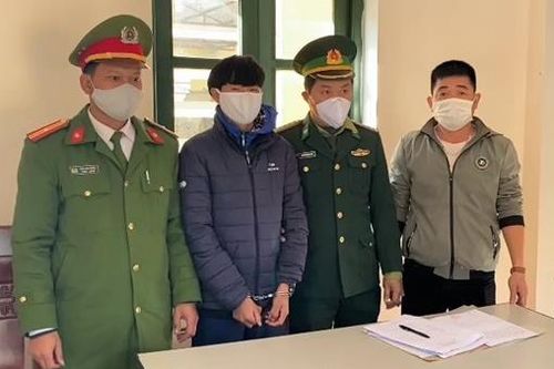 Bàn giao đối tượng có lệnh truy nã cho Công an huyện Đăk Glong