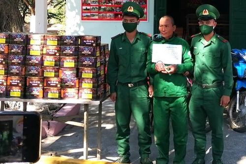 Bắt vụ vận chuyển gần 2 tạ pháo lậu