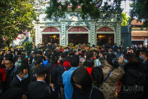 Hàng nghìn người dân đổ về 'trả lễ' cuối năm, Phủ Tây Hồ tắc kín