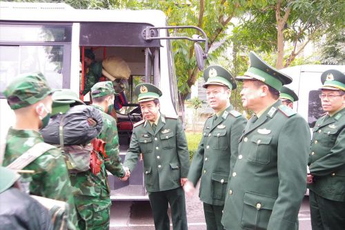 Xếp bút nghiên lên biên cương chống dịch