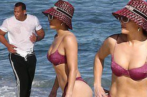 Dạo biển cùng hôn phu, Jennifer Lopez thả dáng rực lửa tuổi 51