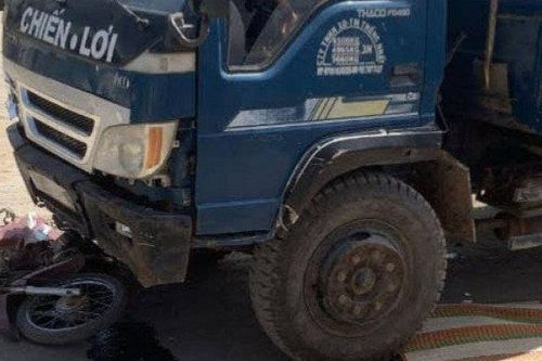 Va chạm với xe tải chở đất, bé gái 4 tuổi tử vong