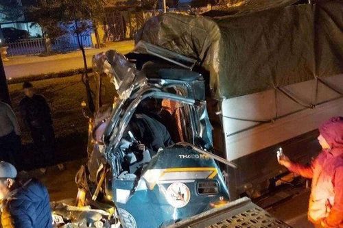 Xe tải đâm xe container đang dừng đỗ khiến 1 người tử vong