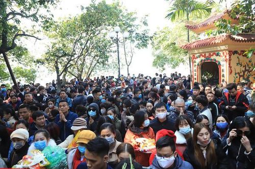 Vàng mã nghi ngút, nghìn người chen nhau vái lạy tại phủ Tây Hồ