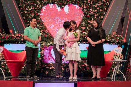 Cặp đôi mát-xa cho nhau trên sân khấu kết hôn sau 5 tháng hẹn hò