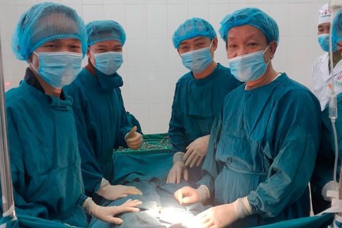 Nhóm bác sĩ vượt sóng ra đảo Cồn Cỏ mổ cấp cứu bệnh nhân ruột thừa