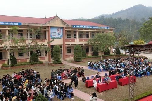 Thắp sáng ước mơ đến trường cho học sinh vùng cao
