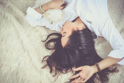 8 lợi ích của việc ngủ không dùng gối đối với sức khỏe