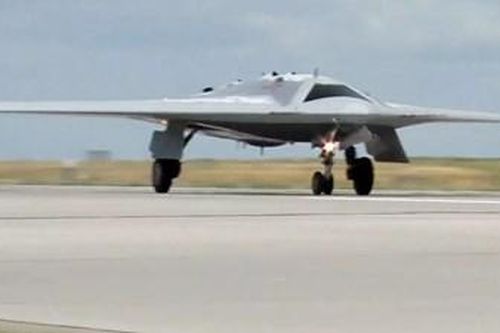 UAV tấn công hạng nặng 'Thợ săn' của Nga thử nghiệm ném bom mục tiêu mặt đất
