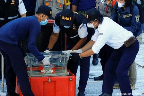 Indonesia trục vớt hộp đen máy bay của Sriwijaya Air
