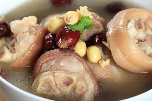 Những người tuyệt đối không nên ăn móng giò