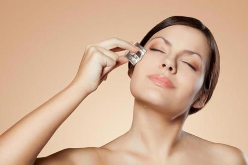 Tác dụng của việc dùng đá lạnh lăn lên da