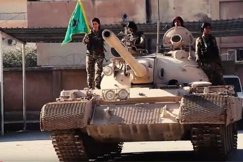 Nữ binh người Kurd làm chủ T-55 và T-62 ở Syria