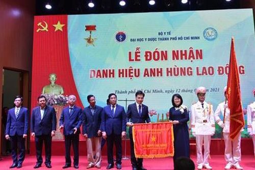 Đại học Y Dược TP.HCM nhận danh hiệu Anh hùng lao động thời kỳ đổi mới
