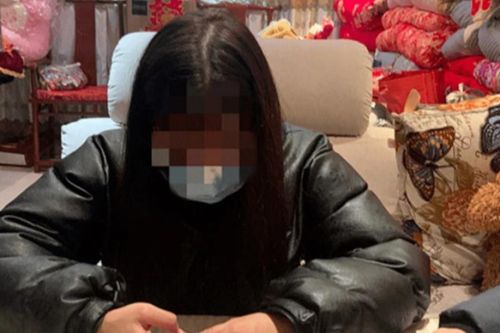 Mở món quà chồng tặng trước tiệc mừng cưới, cô dâu bỗng nhất quyết đòi ly hôn