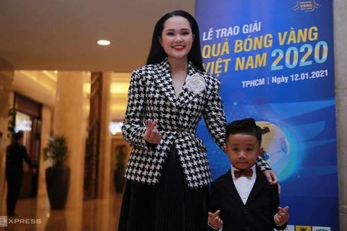 Bà xã Duy Mạnh lộ gương mặt khác lạ, trông 'già đi' thấy rõ khi xuất hiện tại lễ trao giải Quả Bóng Vàng