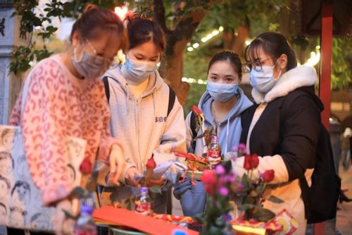 Mùng 1 cuối cùng của năm, giới trẻ đổ xô đi chùa Hà cầu có người yêu trước Tết Nguyên đán